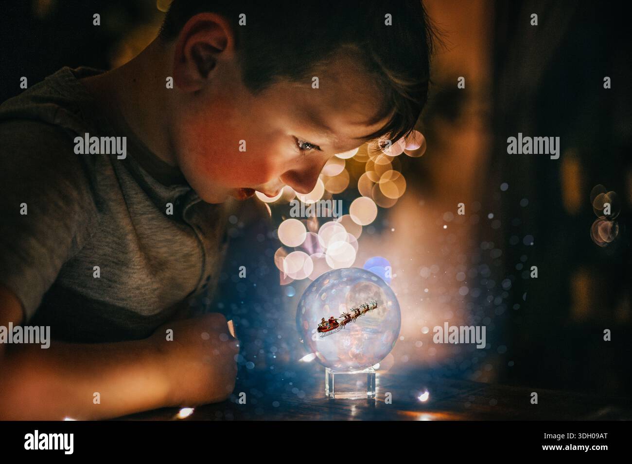 Ragazzo che sta indagando su Magic Ball Foto Stock