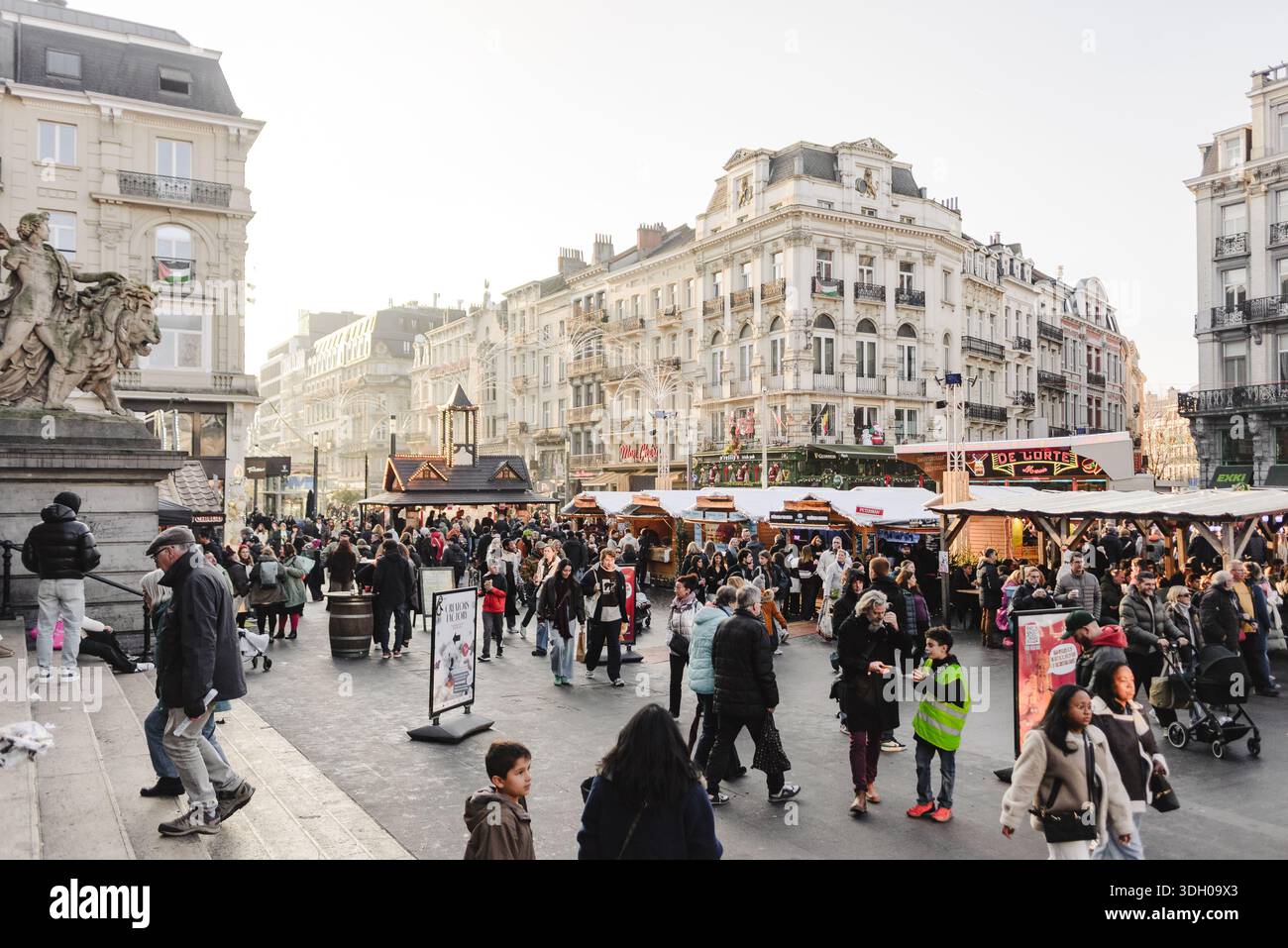 Folle che camminano attraverso il mercato di Natale in Piazza della città di Bruxelles Foto Stock