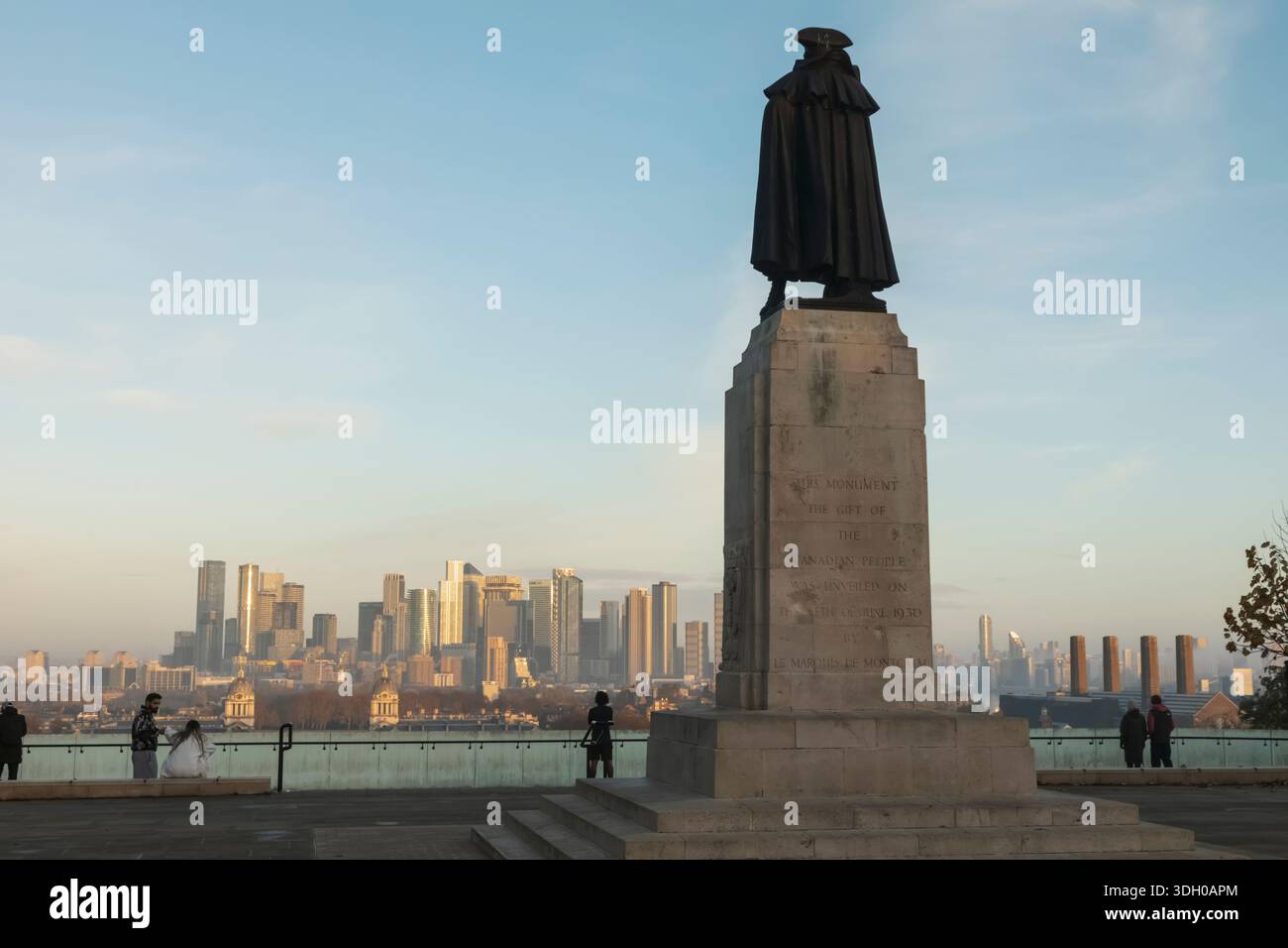 Inghilterra, Londra, Greenwich, Greenwich Park, la statua di James Wolfe e lo skyline dei Docklands Foto Stock