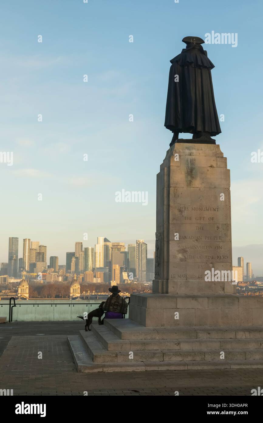 Inghilterra, Londra, Greenwich, Greenwich Park, la statua di James Wolfe e lo skyline dei Docklands Foto Stock