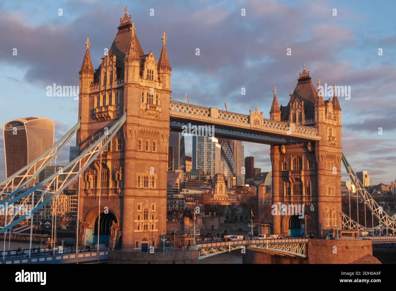 Inghilterra, Londra, Tower Bridge e lo skyline della città di Londra alla luce del mattino presto Foto Stock