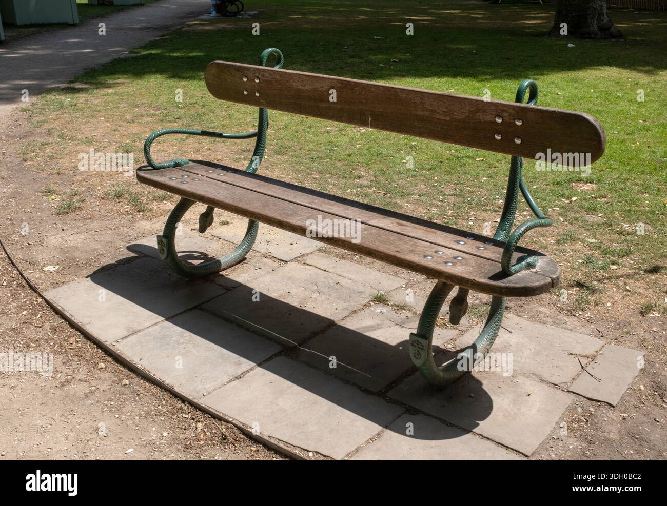 Panca pubblica Snake o Serpent Design a Charterhouse Square Park Londra, Inghilterra Foto Stock