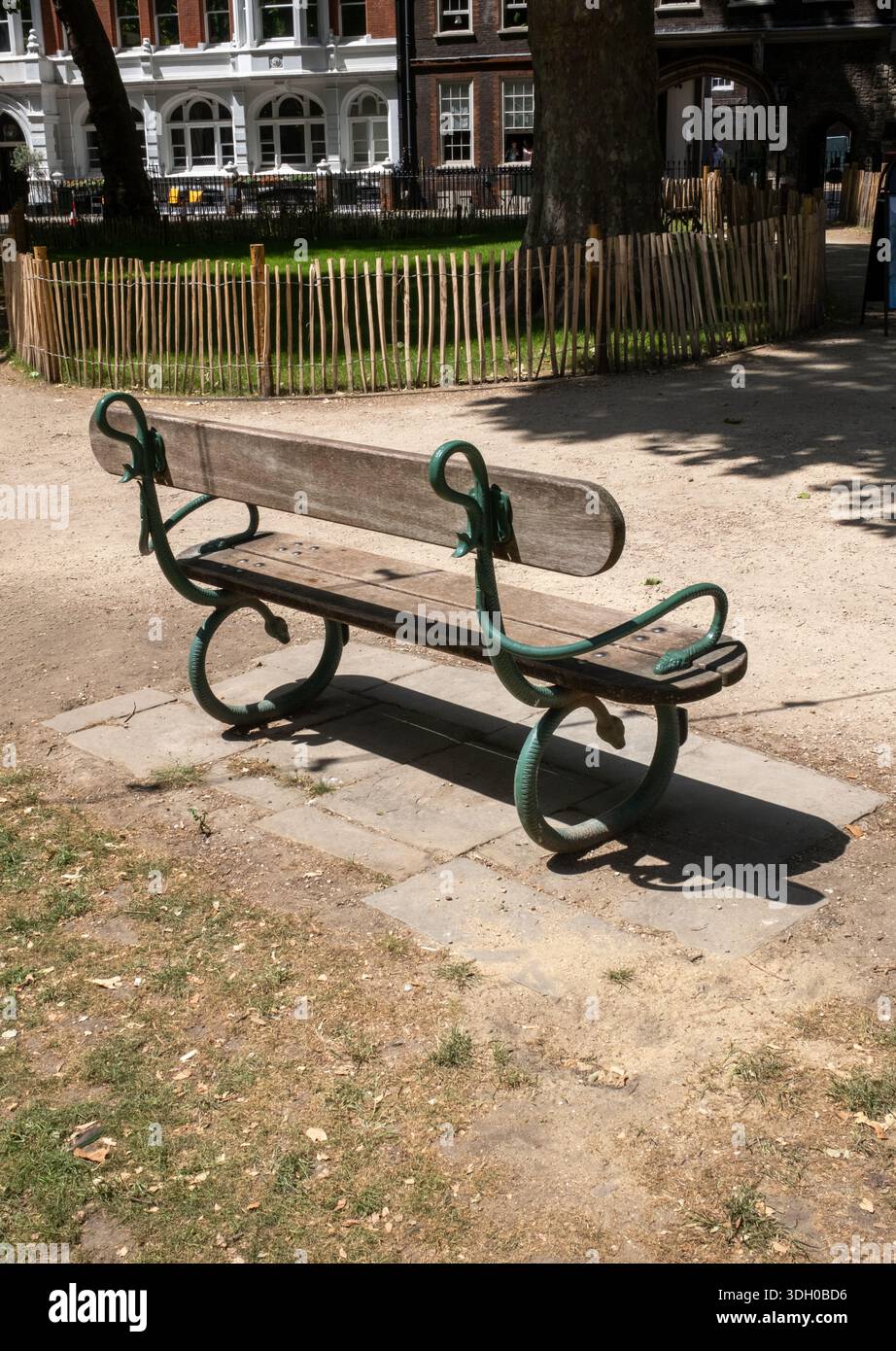 Banco pubblico di design nel Charterhouse Square Park Londra, Inghilterra Foto Stock