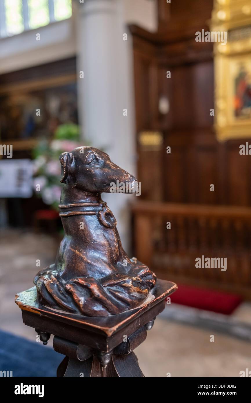 La zuppa scolpita a forma di cane nella Cappella del Charterhouse Museum and Gallery in Charterhouse Square Londra, Inghilterra Foto Stock
