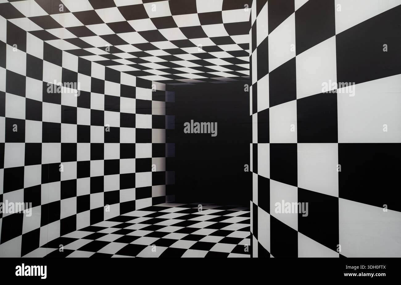 Camera astratta a scacchi in bianco e nero che crea una forte illusione ottica con prospettiva geometrica, spazio interno vuoto progettato per un retro d'arte moderna Foto Stock