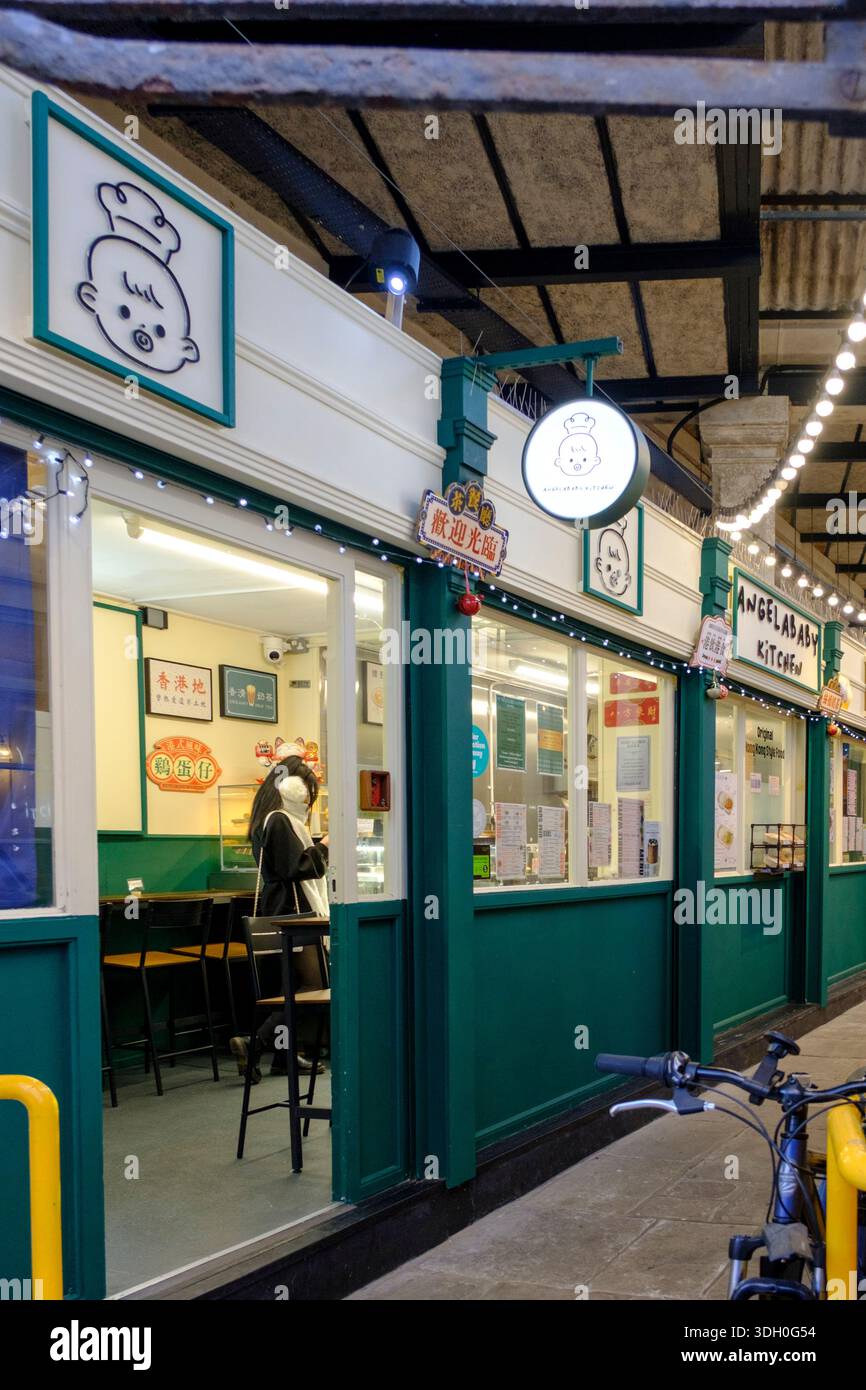 Cucina Angelbaby o caffetteria nel mercato di St Nicholas, Bristol, Regno Unito, cibo in stile Hong Kong. Foto Stock