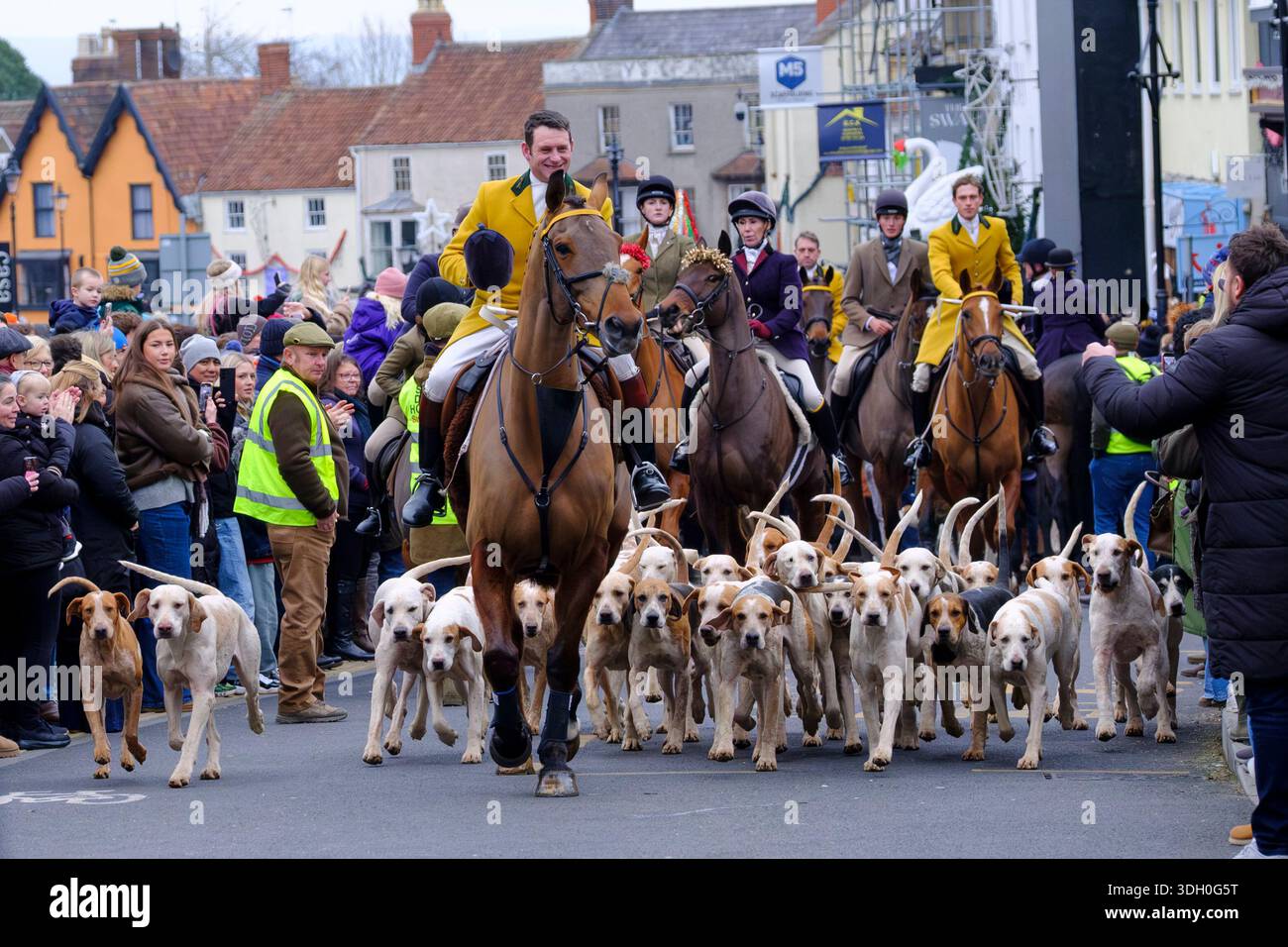 La Berkeley Hunt ride attraverso Thornbury il giorno di Santo Stefano 2025 caccia a caccia di cani. Foto Stock