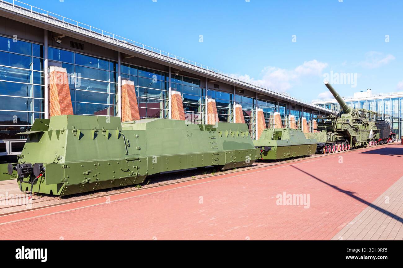 San Pietroburgo, Russia - 19 settembre 2024: Carro armato e cannone di artiglieria ferroviaria Superheavy del TM-3-12 (1938) Foto Stock