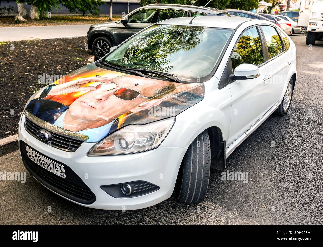Samara, Russia - 9 settembre 2018: Auto Ford con ritratto di Vladimir Putin sul cofano nella strada della città Foto Stock