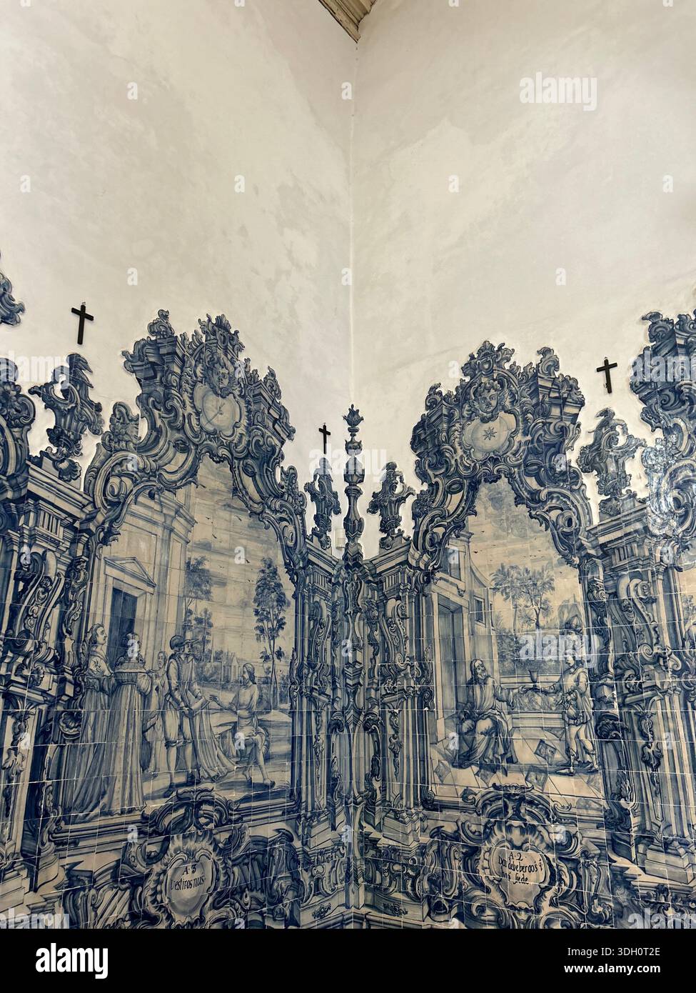 Azulejos portoghesi tradizionali, piastrelle tradizionali in Portogallo, piastrelle esterne portoghesi, piastrelle blu a Tavira Foto Stock