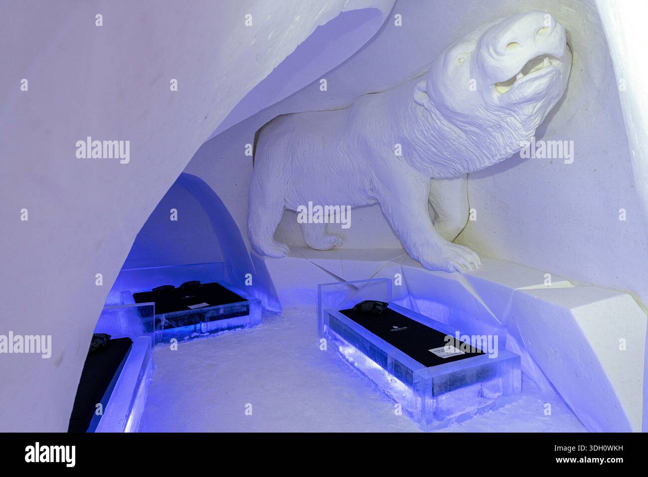 Sculture artistiche di ghiaccio in una suite d'hotel al Lainio Snow Village, Kittila, Lapponia, Finlandia Foto Stock