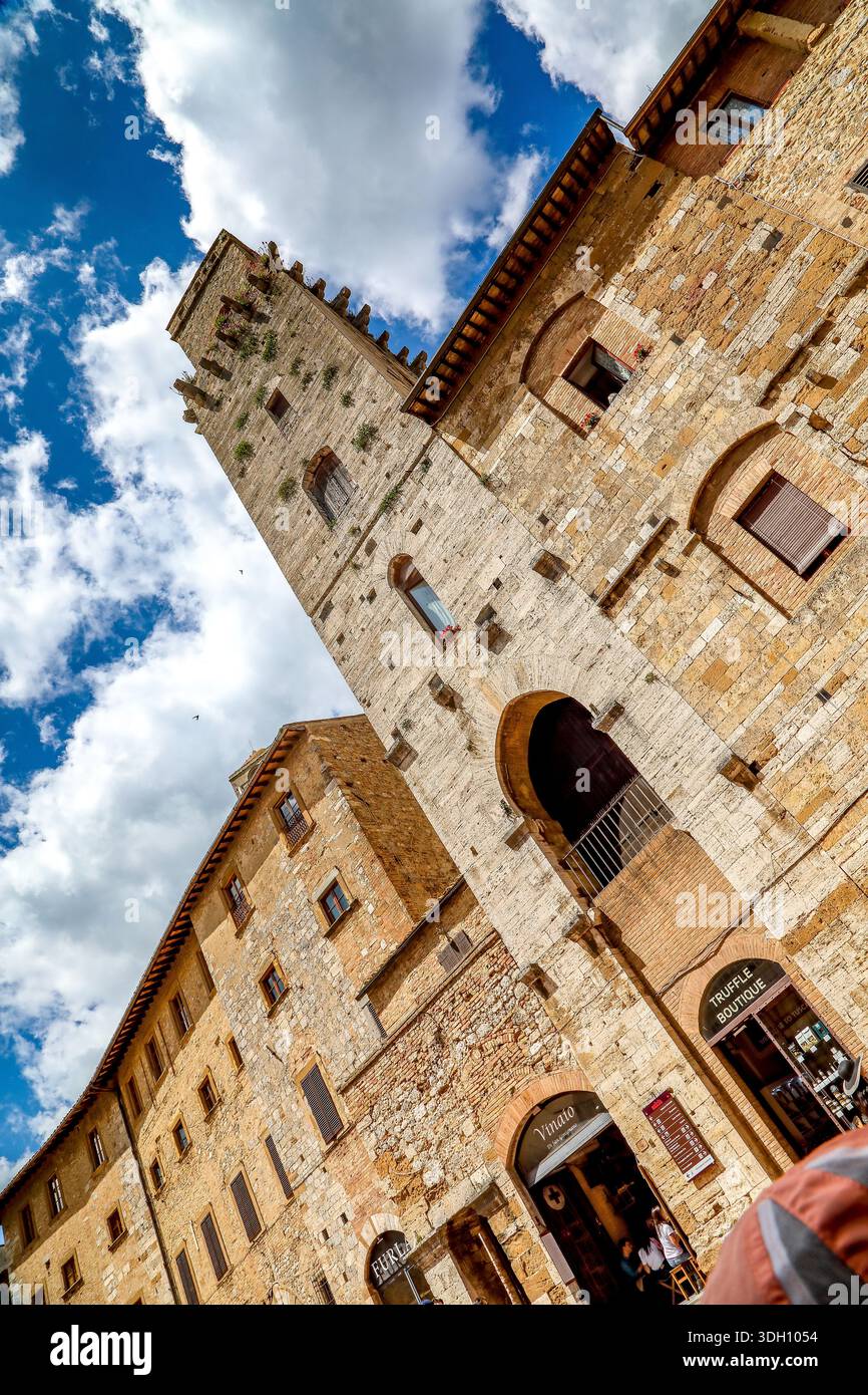 Torre del Diavolo a San Gimignano - la torre del Diavolo che si affaccia su Piazza della Cisterna, a San Gimignano, in Toscana Foto Stock