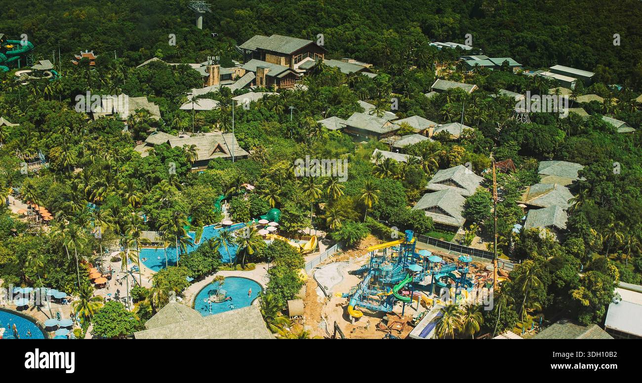 Parco acquatico, scivoli colorati, parco divertimenti, intrattenimento per famiglie Foto Stock