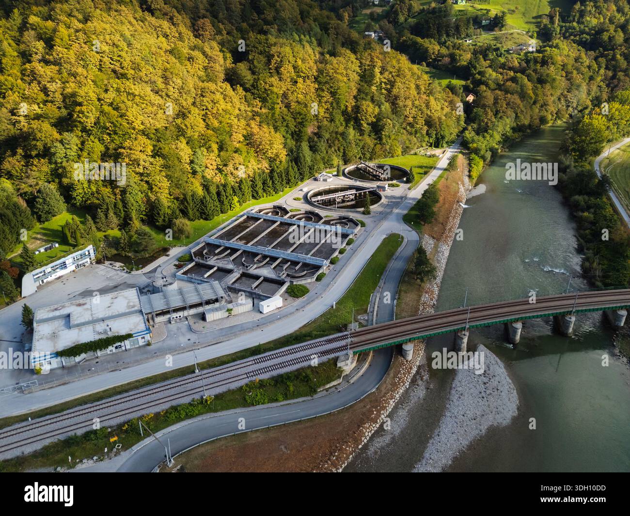 Vista aerea di un impianto di trattamento delle acque reflue con serbatoi circolari e sistemi di filtraggio per l'acqua pulita e la protezione ambientale. Foto Stock