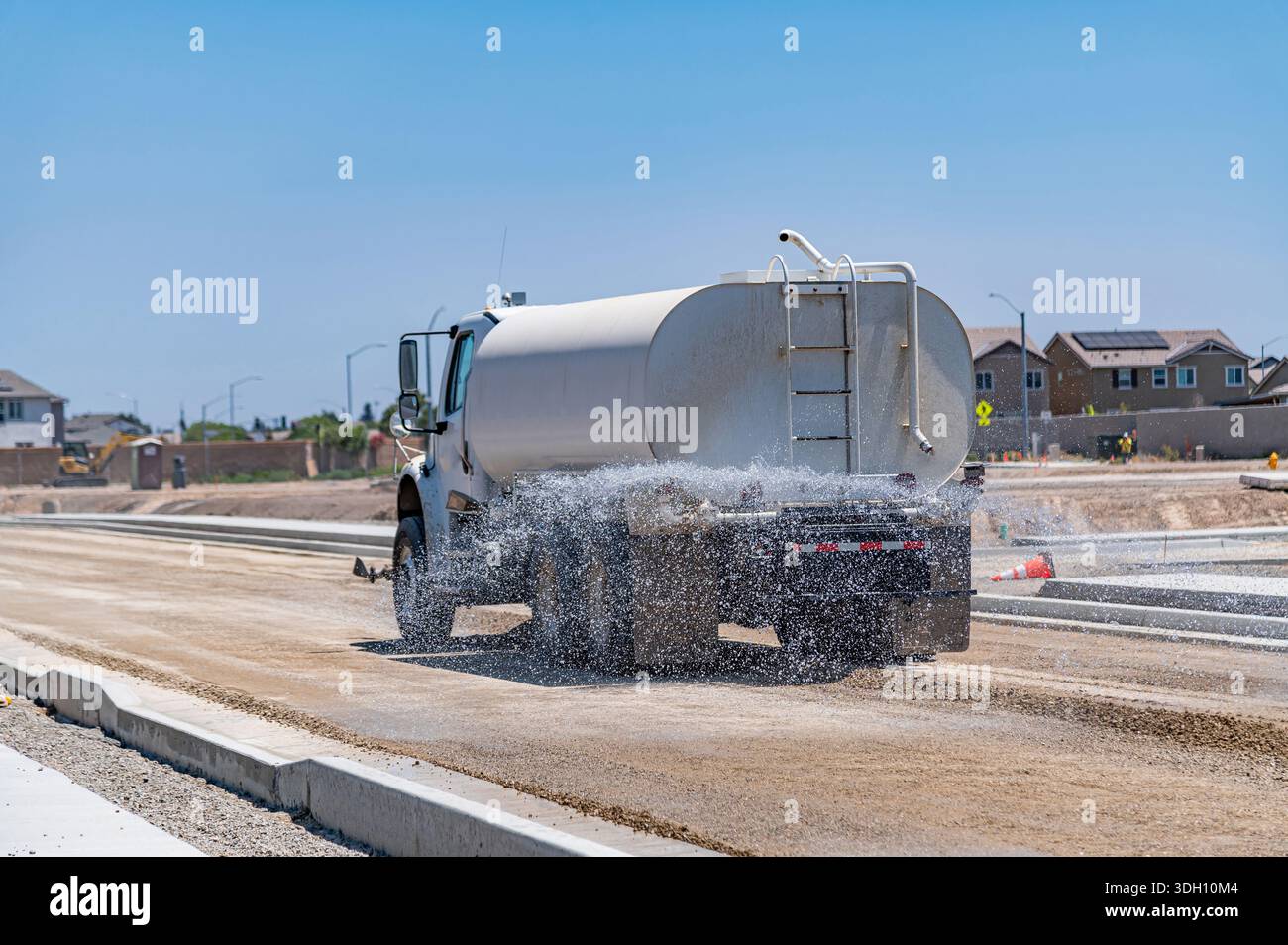 La macchina per innaffiare la strada. Costruzione di strade. Riparazione. Foto Stock