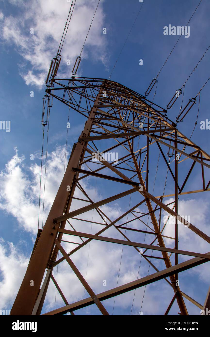 Torre di trasmissione ad alta tensione, nota anche come polo elettrico o pilone, utilizzata per il trasporto di linee elettriche e la distribuzione di elettricità. Struttura industriale Foto Stock