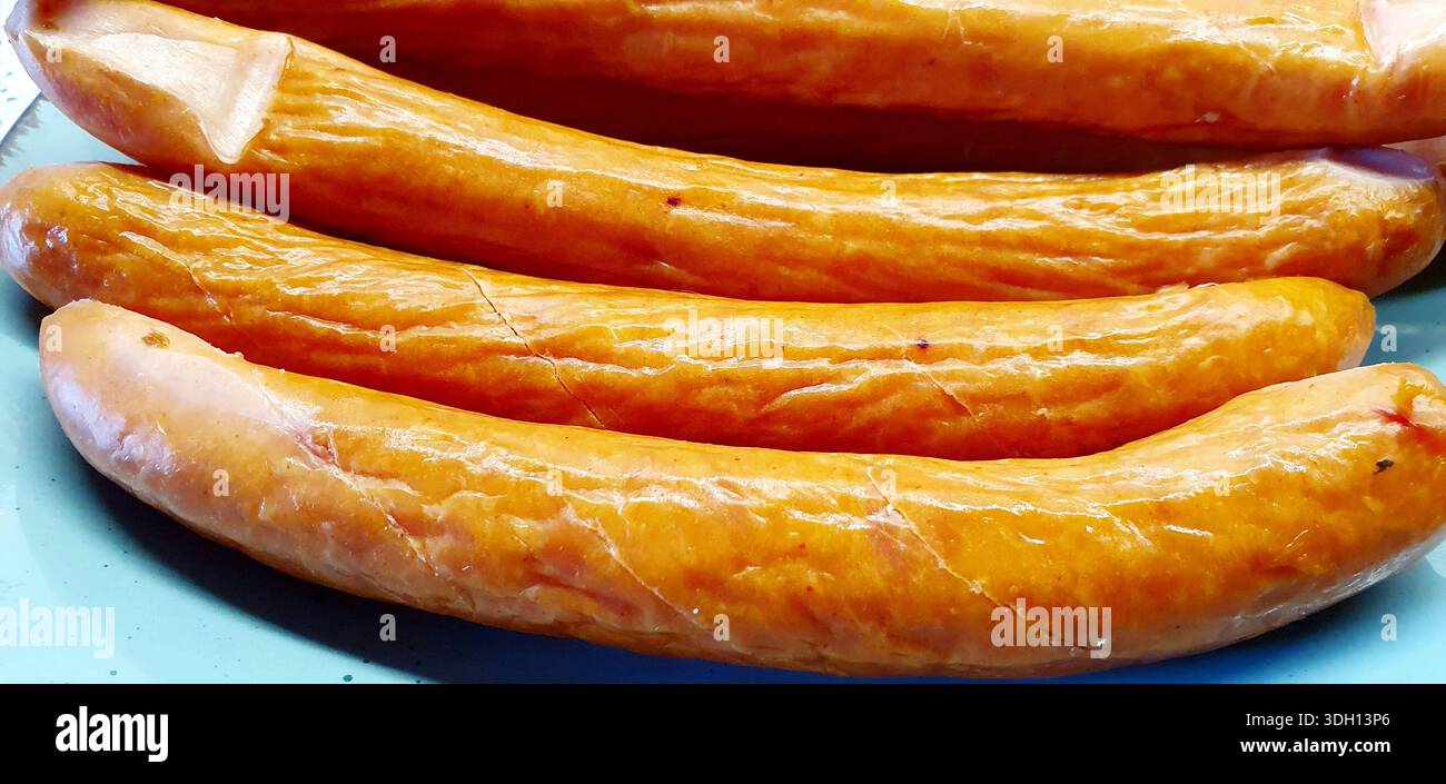 Le salsicce semi-affumicate sono popolari prodotti a base di carne , ideali per grigliare o piatti tradizionali. Foto Stock