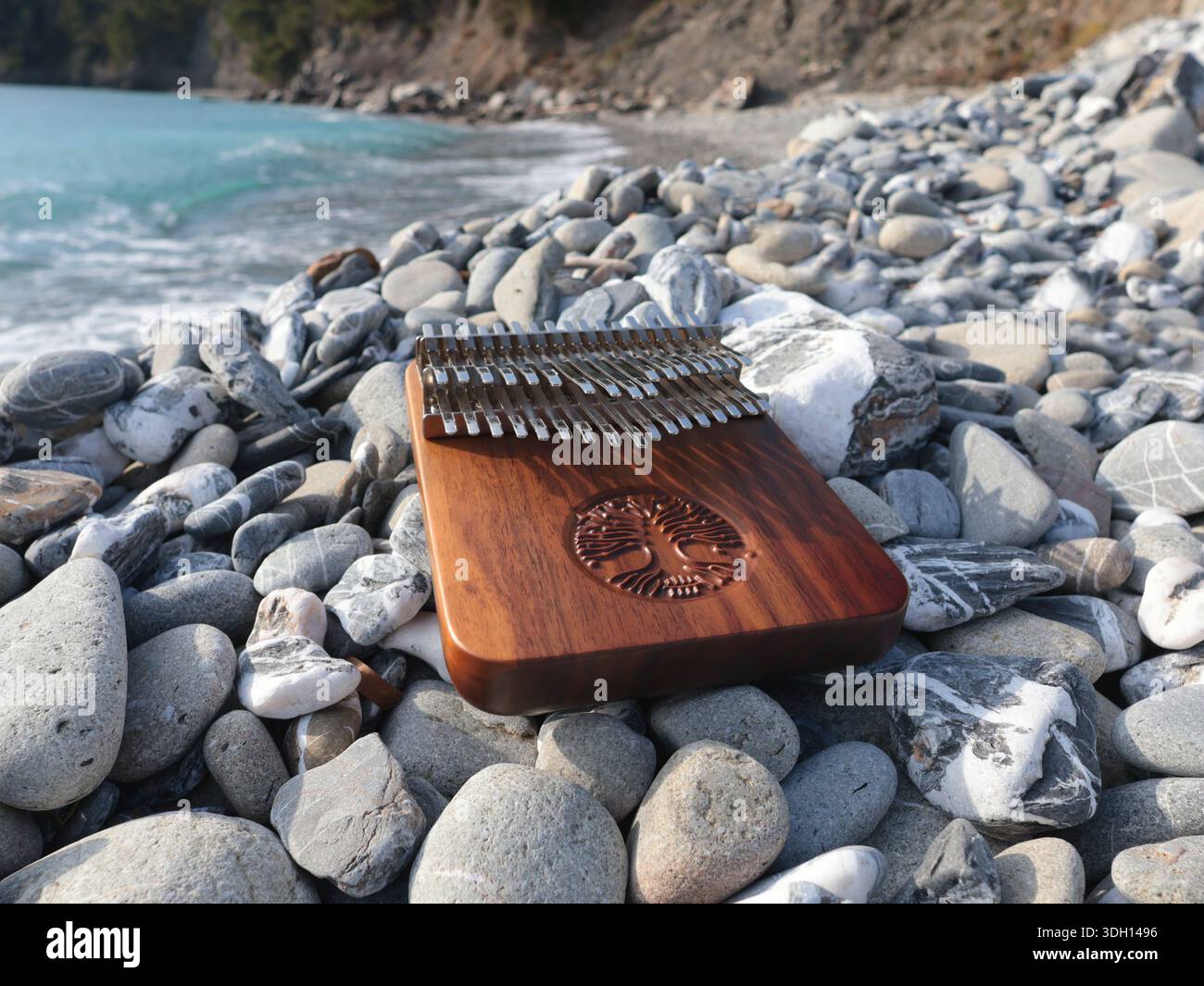 Strumento musicale Kalimba sulle pietre via mare. La natura vicino alle montagne, alla musica e alla meditazione. Relax e salute mentale. Foto Stock