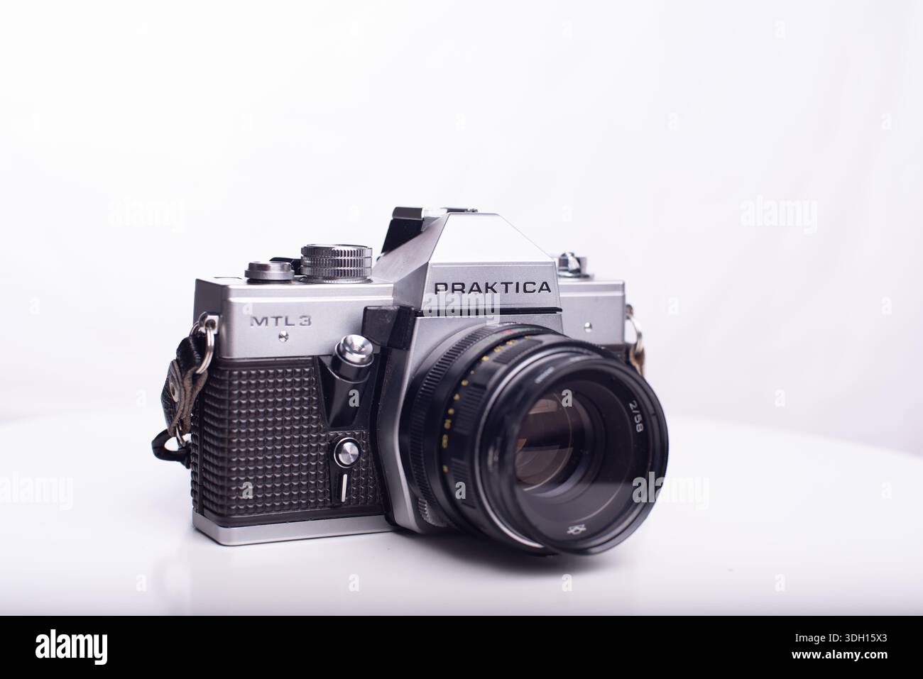 Barcellona, ​​Catalonia, Spagna: 18 gennaio 2026. La Praktica MTL3 è una fotocamera reflex da 35 mm prodotta nella Germania dell'Est, su sfondo bianco. Foto Stock