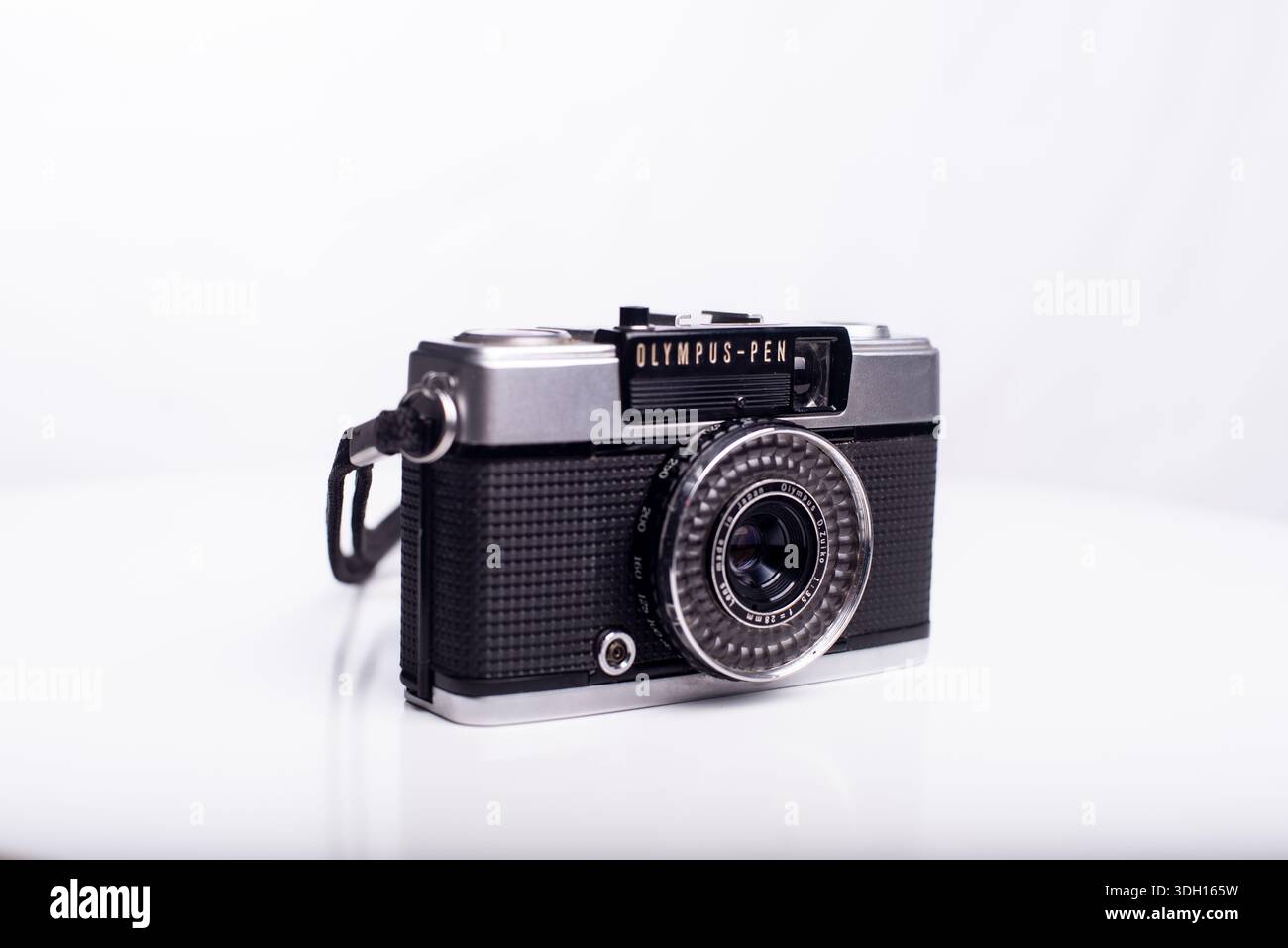 Barcellona, ​​Catalonia, Spagna: 18 gennaio 2026 la Olympus Pen EE-3 è una fotocamera analogica compatta di medio formato, su sfondo bianco. Foto Stock