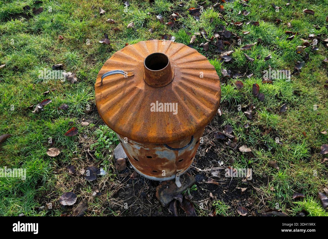 inceneritore di metallo arrugginito in un giardino inglese, norfolk, inghilterra Foto Stock