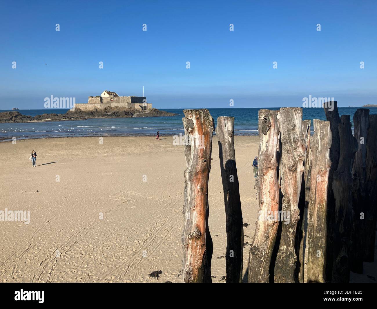 Francia. Brittany. Cittadella di Saint-Malo. Fort National. Plage de l'Éventail. Pali di legno. Foto Stock
