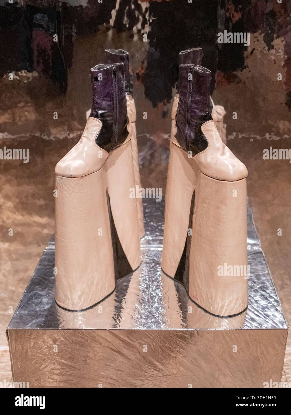 A Pair of Platform Boots - una mostra della Leigh Bowery Exhibition alla Tate Modern London, Inghilterra Foto Stock