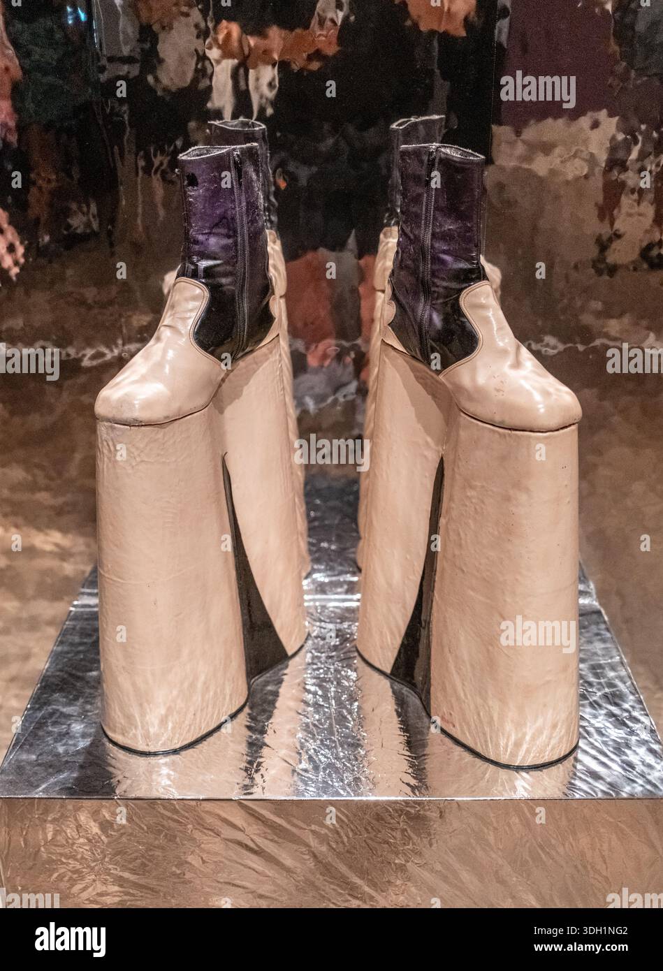 A Pair of Platform Boots - una mostra della Leigh Bowery Exhibition alla Tate Modern London, Inghilterra Foto Stock