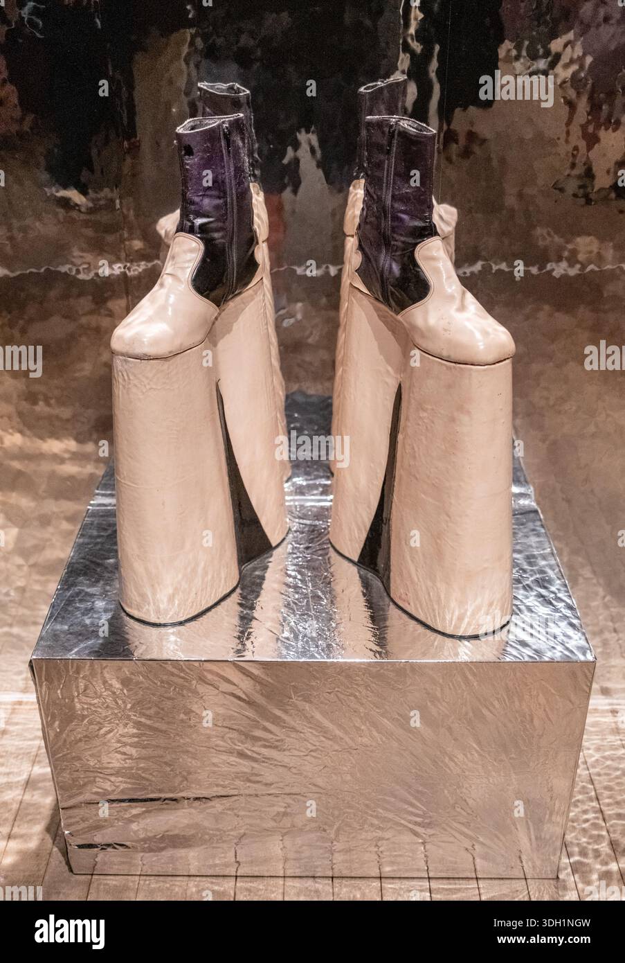 A Pair of Platform Boots - una mostra della Leigh Bowery Exhibition alla Tate Modern London, Inghilterra Foto Stock