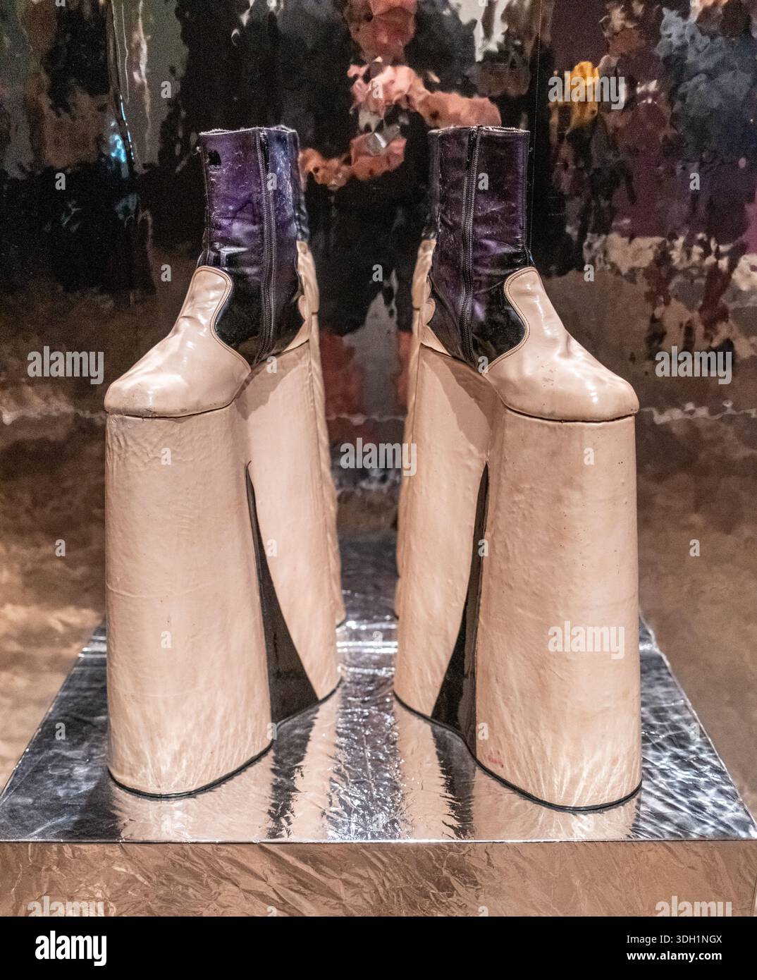 A Pair of Platform Boots - una mostra della Leigh Bowery Exhibition alla Tate Modern London, Inghilterra Foto Stock