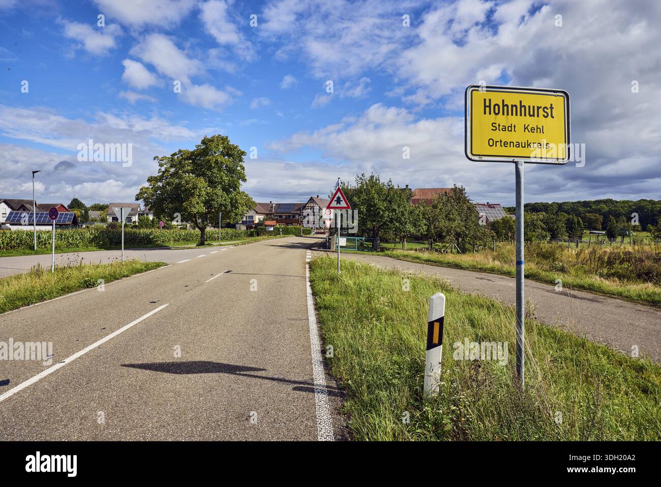 Cartello di ingresso, sviluppo generale, edificio, strada, posto guida, alberi, erba, foresta, cielo azzurro, nuvole di cumulus, District Road K5329, Hanauerlands Foto Stock