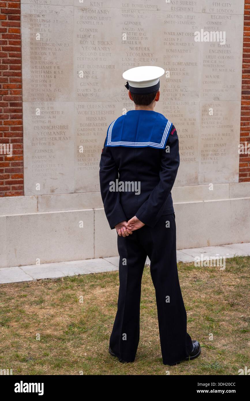 Cadetti della Marina britannica presso i Commonwealth War Graves di Dunkerque. Una cerimonia di memoria si è tenuta qui il 22 maggio 2025 come parte degli eventi Foto Stock