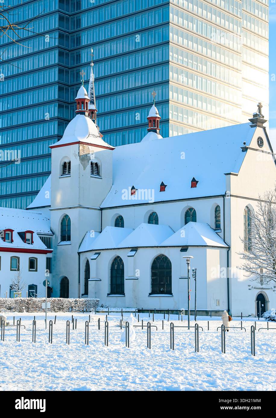 Una chiesa ricoperta da fitta neve bianca, che la trasforma in un incontaminato paese delle meraviglie Foto Stock
