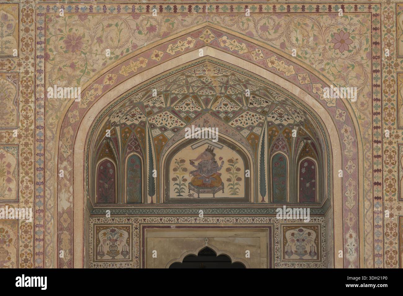 Intricato arco con motivi floreali e motivi tradizionali in colori vivaci, Jaipur, India Foto Stock