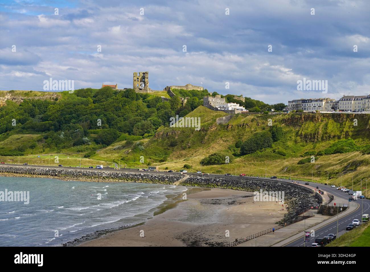 Vista panoramica di North Bay Beach e del Mare del Nord dalla scogliera, guardando verso il castello sul promontorio - Scarborough, North Yorkshire, Regno Unito Foto Stock