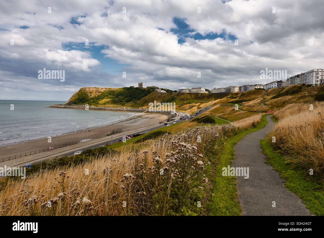Vista panoramica di North Bay Beach e del Mare del Nord con il percorso tortuoso sulla scogliera, Scarborough, North Yorkshire, Regno Unito Foto Stock
