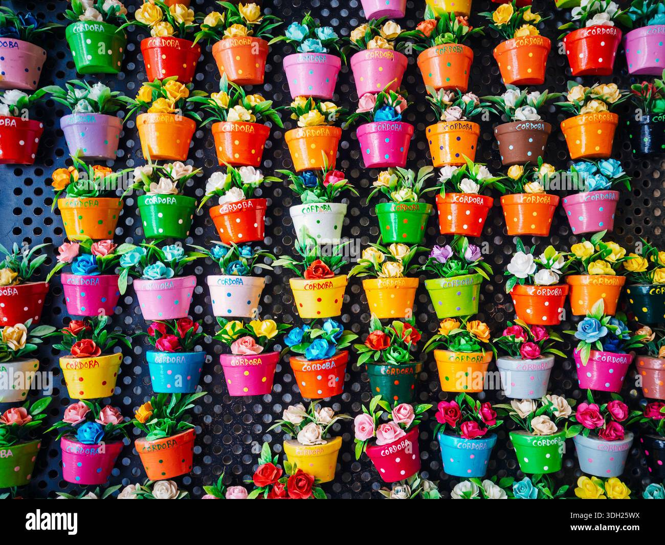 Souvenir Geometry: I magneti floreali di Córdoba arrangiati nell'armonia urbana (Cordoba, Spagna: 10 settembre 2022) Foto Stock