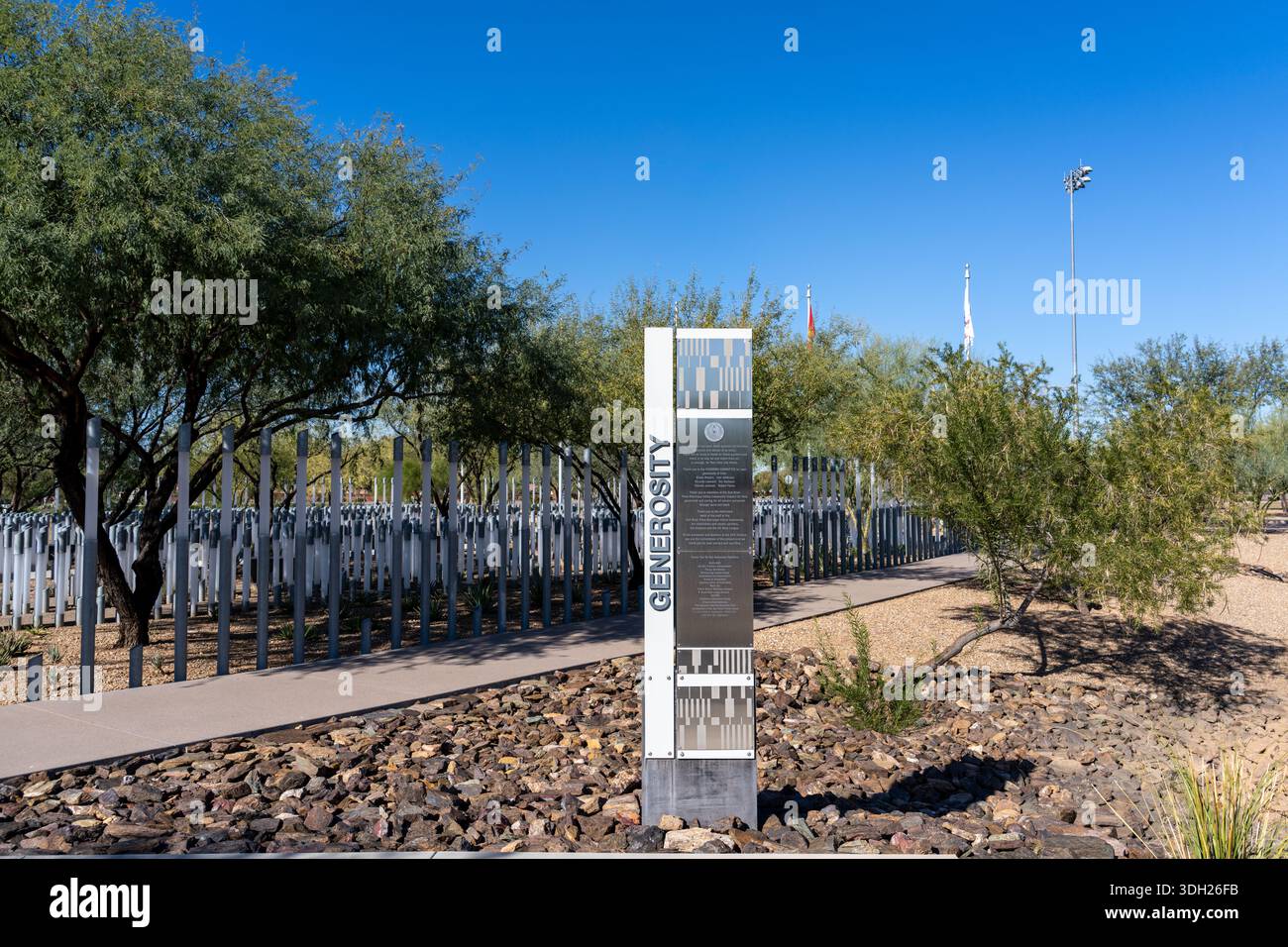 Scottsdale, Arizona - 1 dicembre 2025: Cartello di ringraziamento presso i giardini commemorativi USS Arizona a Salt River con vista sulle colonne che rappresentano ogni vita A. Foto Stock
