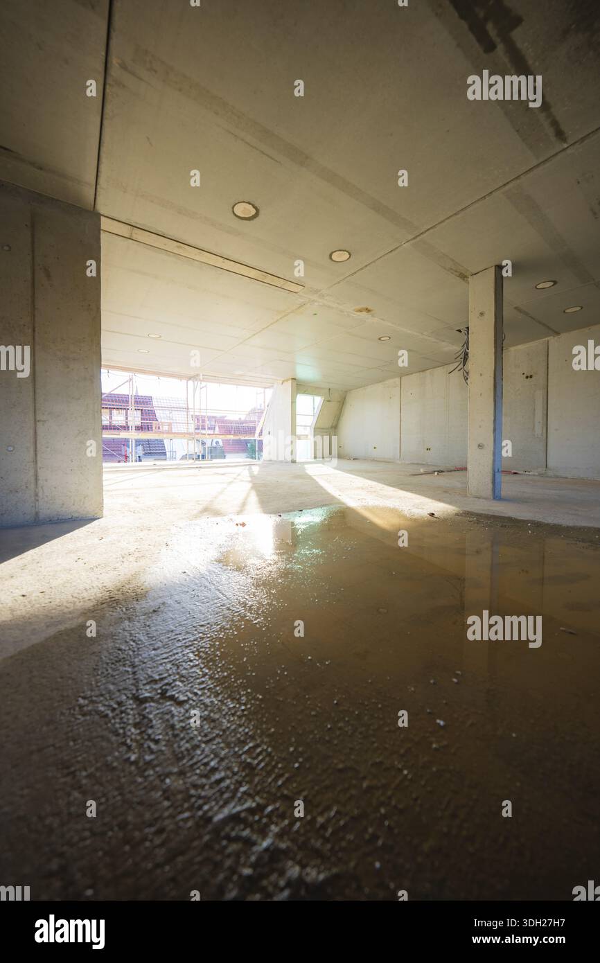 Irregolarità e riflessi di luce sul pavimento di una stanza incompiuta, falegnameria, ristrutturazione, ampliamento del tetto, Stoccarda, Germania Foto Stock