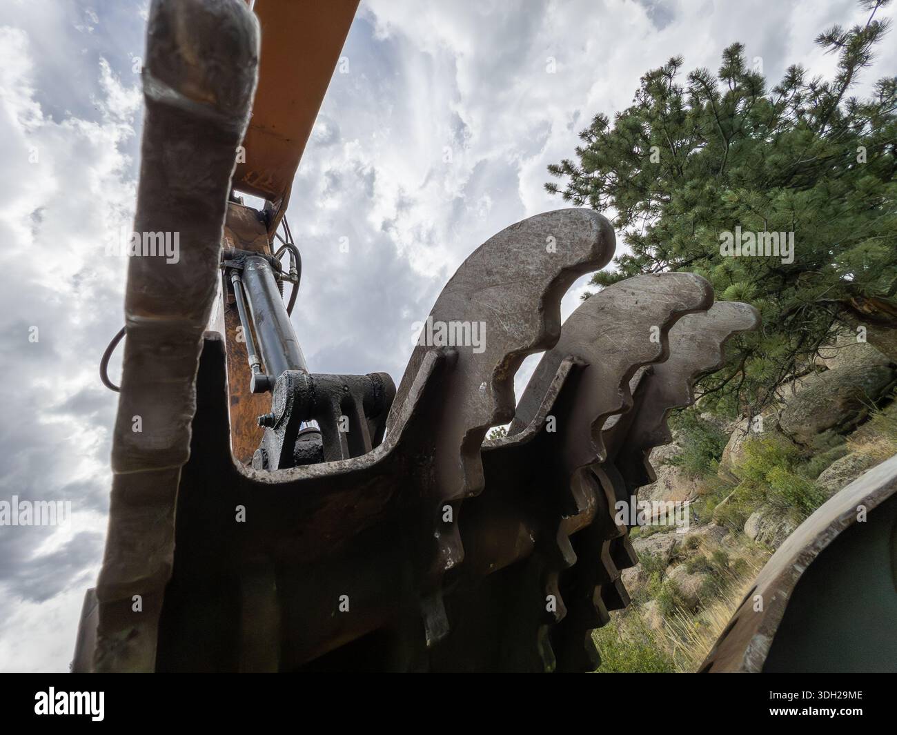 Denti metallici del retroescavatore da costruzione visti dal basso Foto Stock