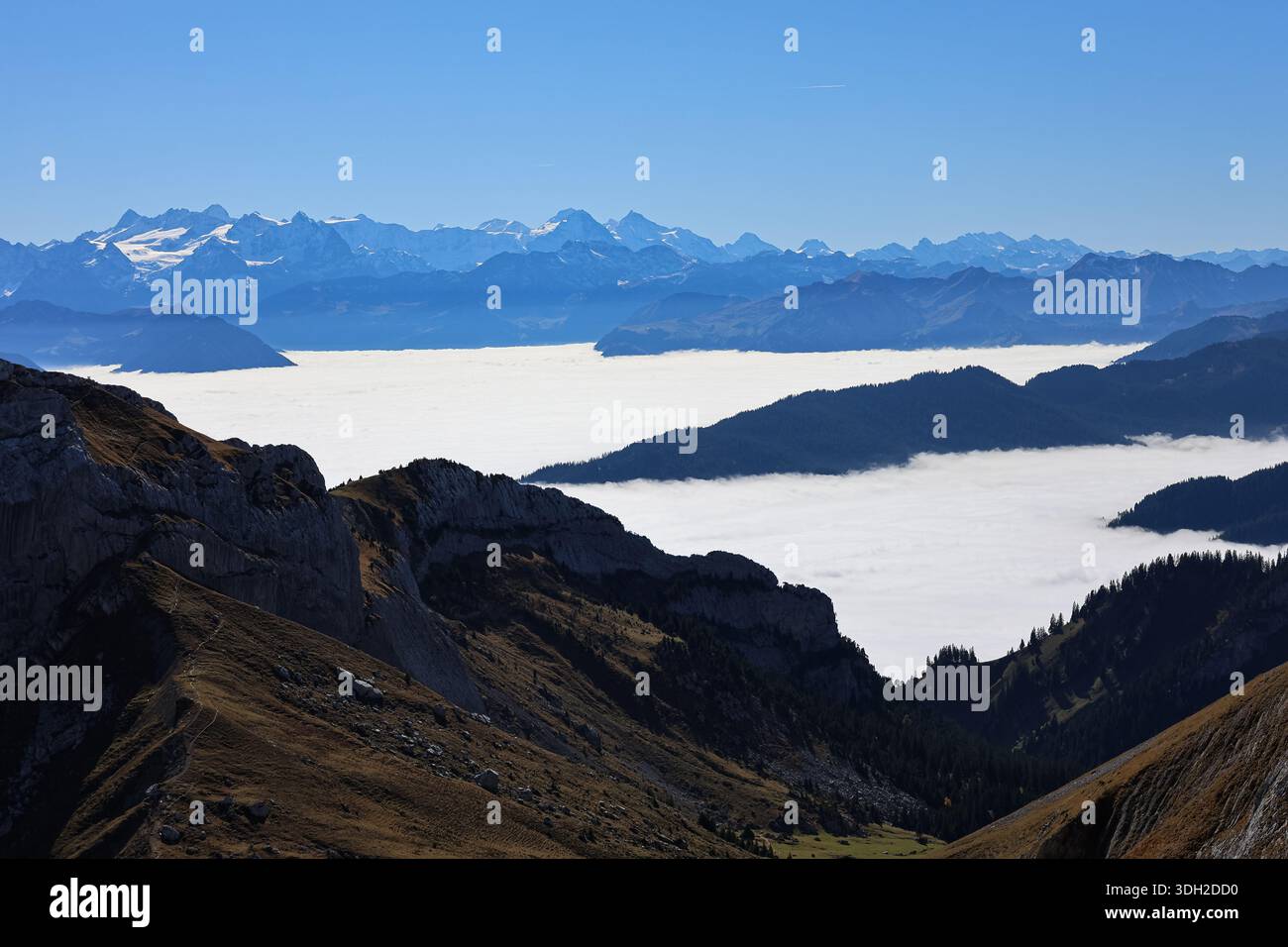 Vista spettacolare dal Monte Pilatus, inversione delle nuvole e splendida catena montuosa alpina. Foto Stock