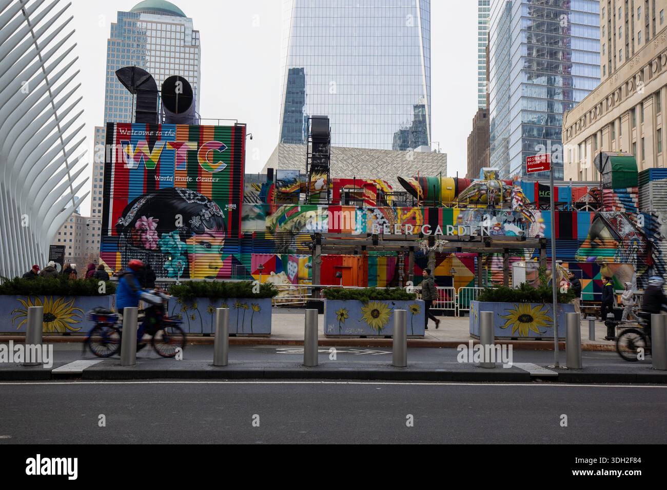 Area con posti a sedere all'aperto e murales caleidoscopici al WTC Beer Garden vicino a Oculus, quartiere finanziario, New York City. Foto Stock