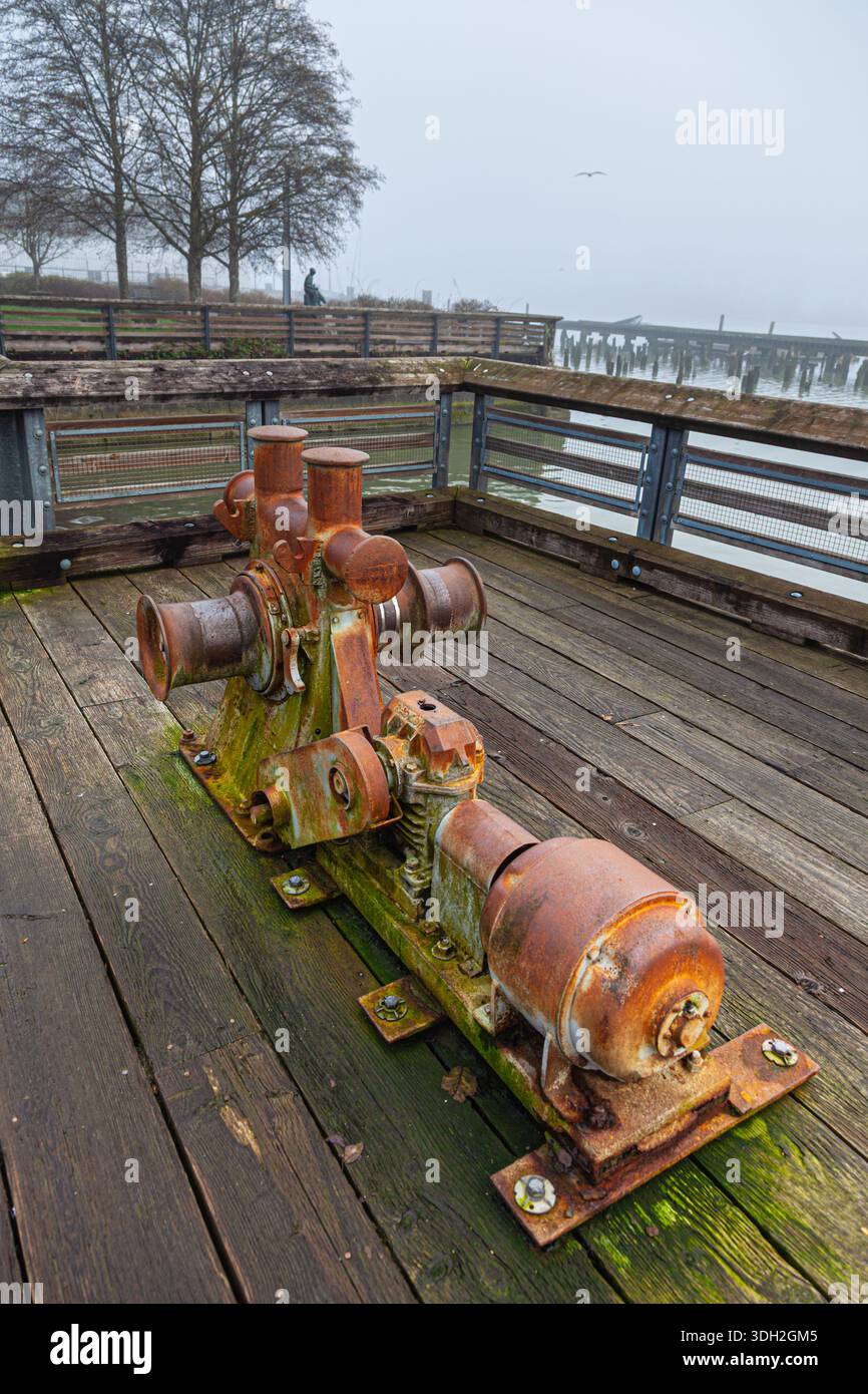 Apparecchiature industriali esposte come arte industriale lungo il lungomare di Steveston, B.C. Canada Foto Stock