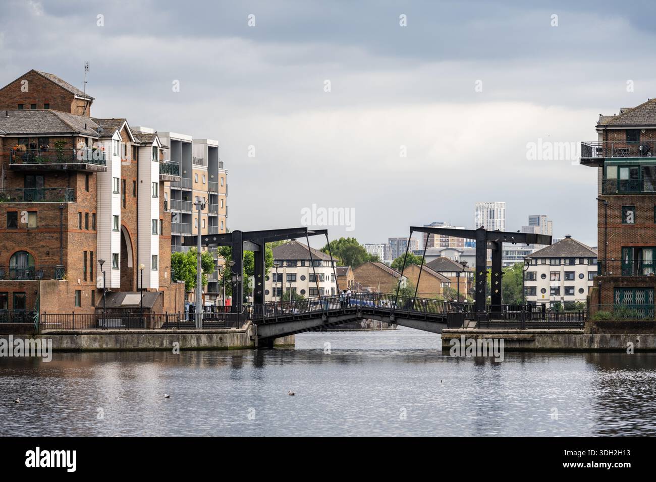 Il ponte Glengall in stile olandese attraversa Milwall Dock tra i moderni condomini dei Docklands rigenerati di Londra. Foto Stock