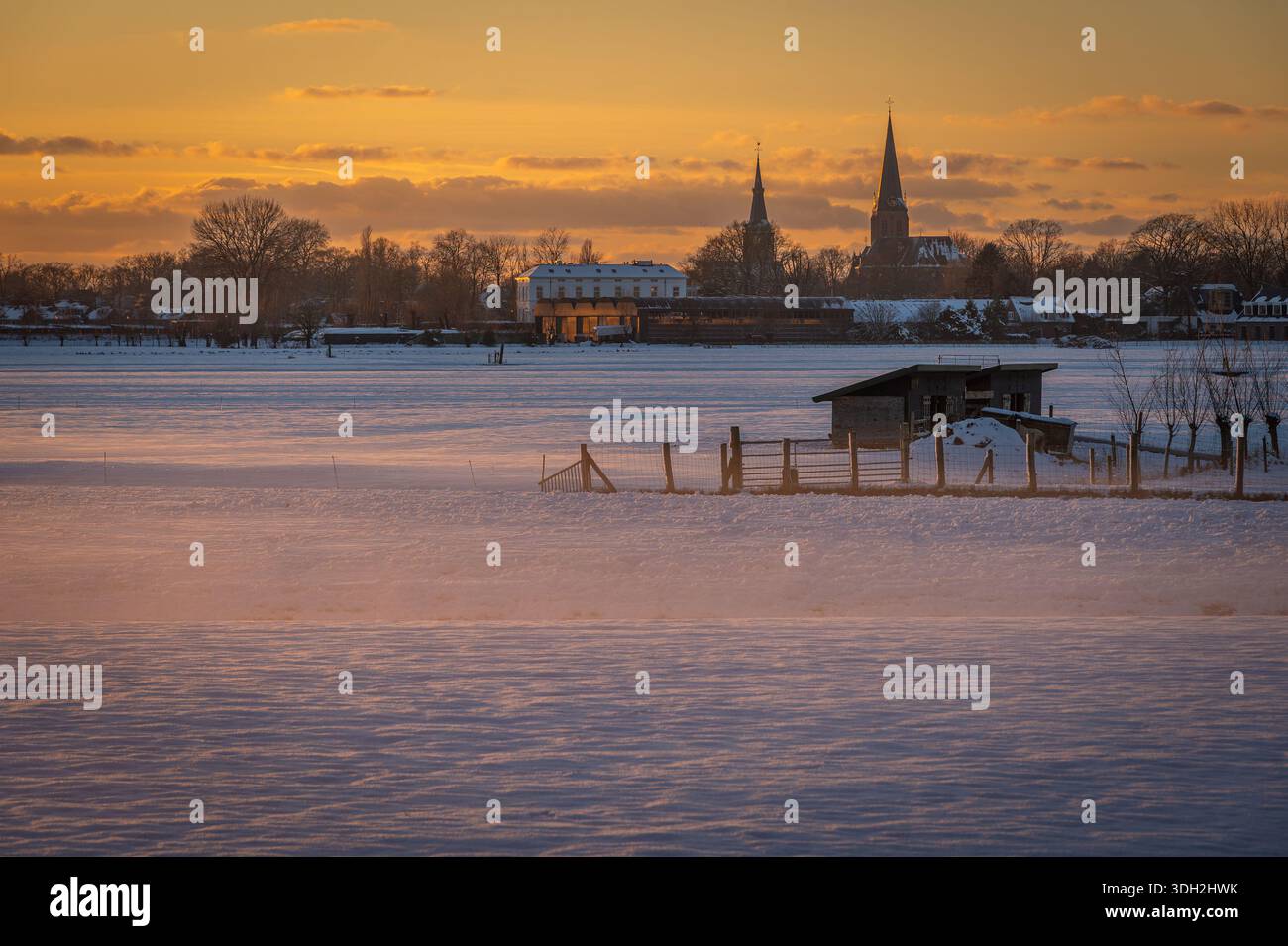 Paesaggio invernale innevato di Abcoude, Paesi Bassi, al tramonto Foto Stock
