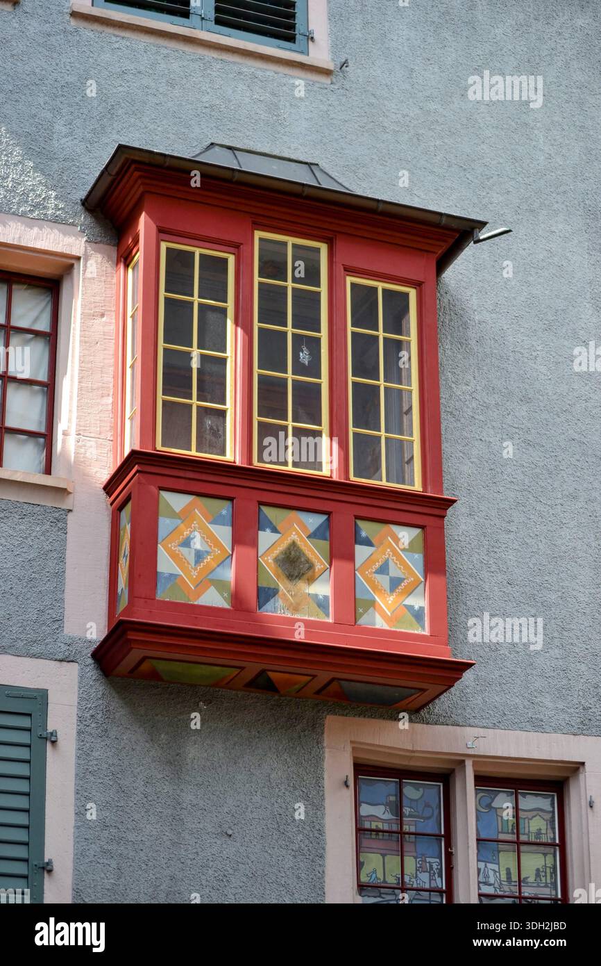 Tradizionale finestra a bovindo in legno ornata su un edificio storico in Svizzera Foto Stock
