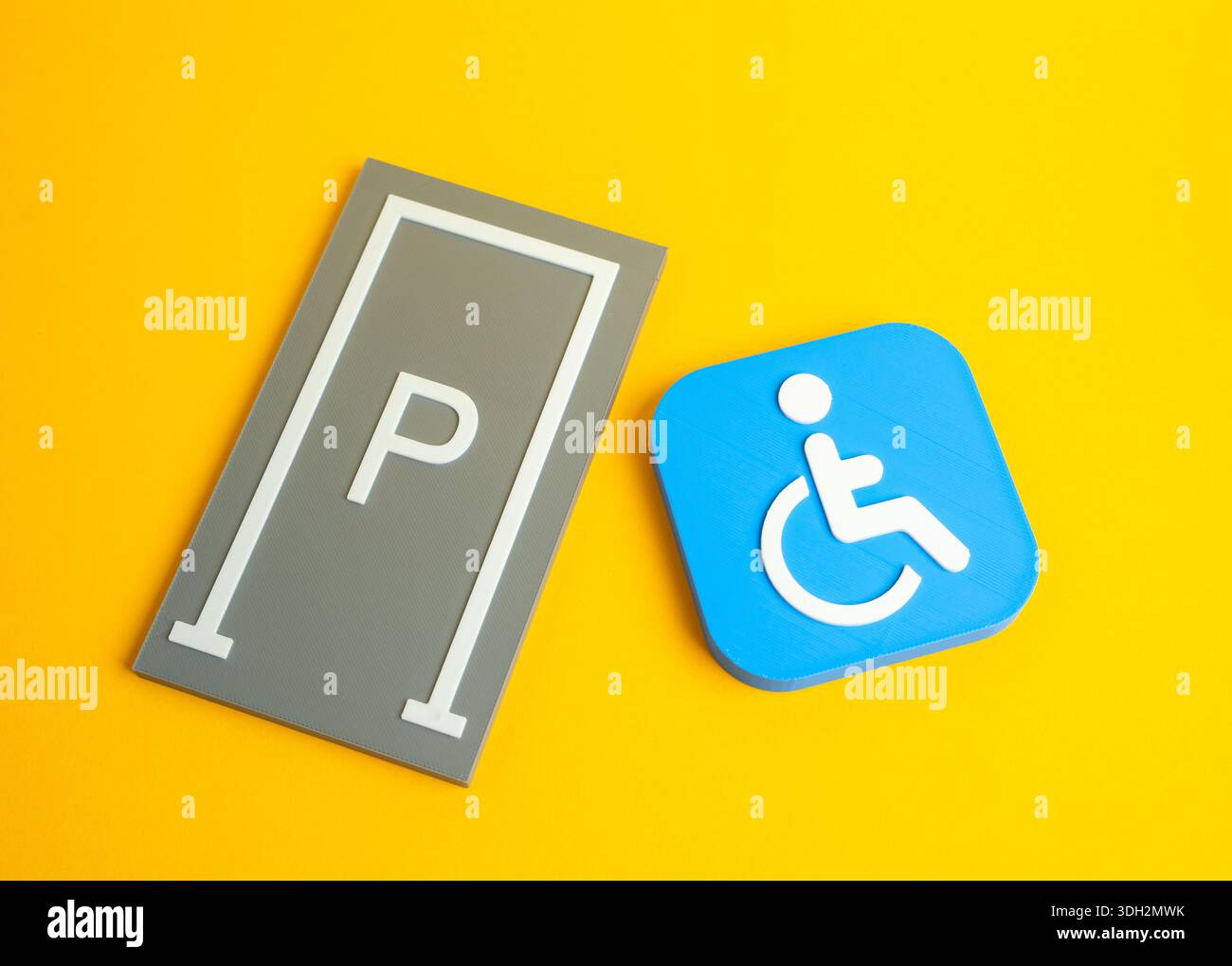 Più posti auto per disabili. Concetto di pianificazione urbana inclusivo, parità di accesso e diritti di mobilità. Responsabilità sociale, comodità Foto Stock