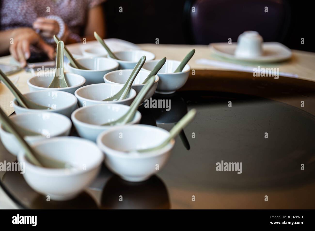 Gruppo di zuppe bianche e cucchiai su una Lazy Susan in un ristorante cinese Foto Stock