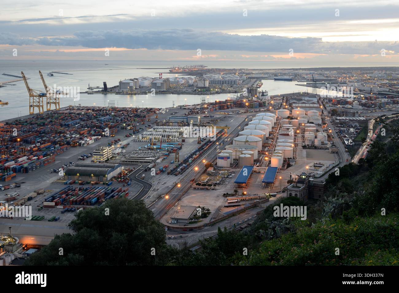 Barcellona, Spagna — 24 novembre 2016: Porto per container industriali e terminal petroliferi al tramonto Foto Stock