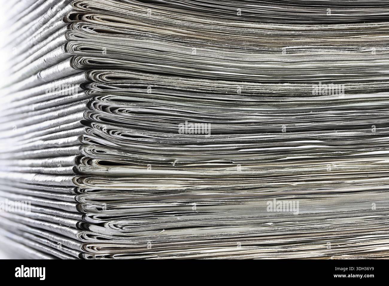 una pila di vecchi giornali Foto Stock